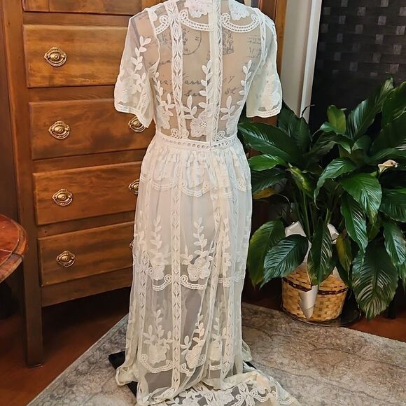 NWT Pink Lilly Elegant White Lace Maxi Dress size Small - Picture 10 of 16